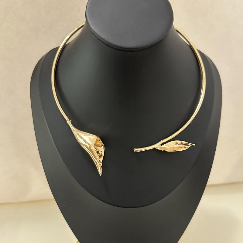 Simple And Light Luxury Temperament Cold Style Metal Leaf Flower Necklace Fashionable Personality Clavicle Chain Open Collar