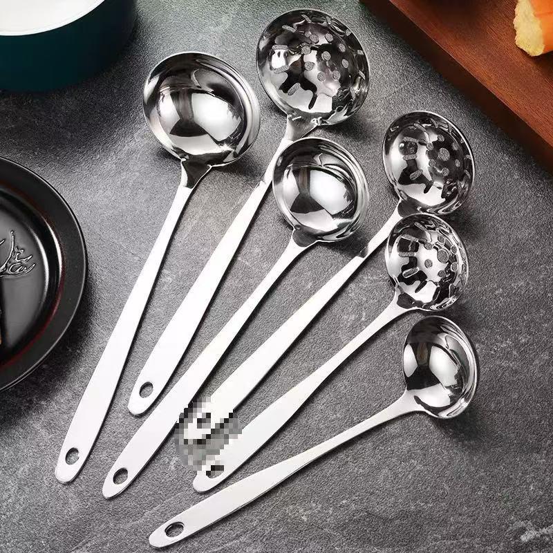 Duża chochla ze stali nierdzewnej z długim uchwytem – uniwersalne narzędzie kuchenne do zup, gorących potraw i nie tylko