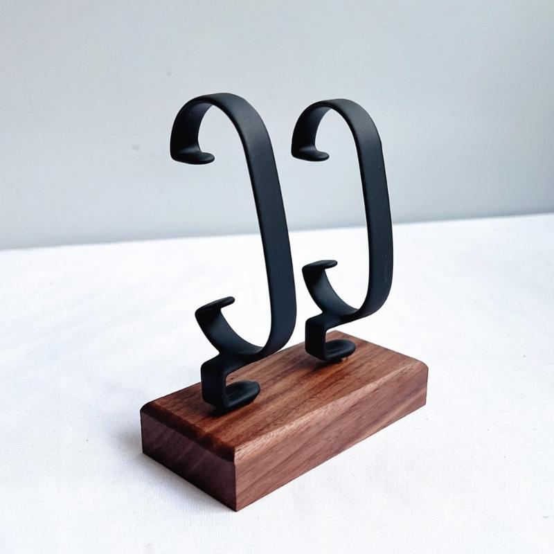 Portable Acrylic Watch Holder Fashion Watch Display Stand Suitable for Easy Storage and Travel with Enhanced Visibility