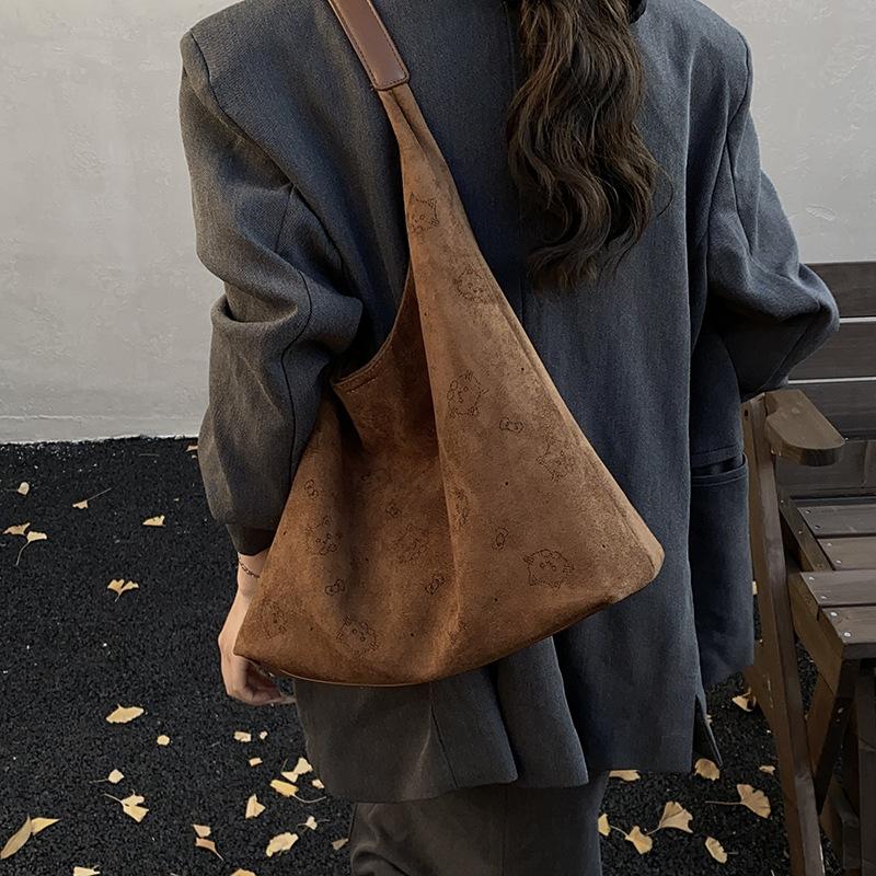 

ins сумка-подмышка большой вместимости женская 2025 новая модная мода матовая замшевая сумка-тоут простая на плечо большая сумка коричневый