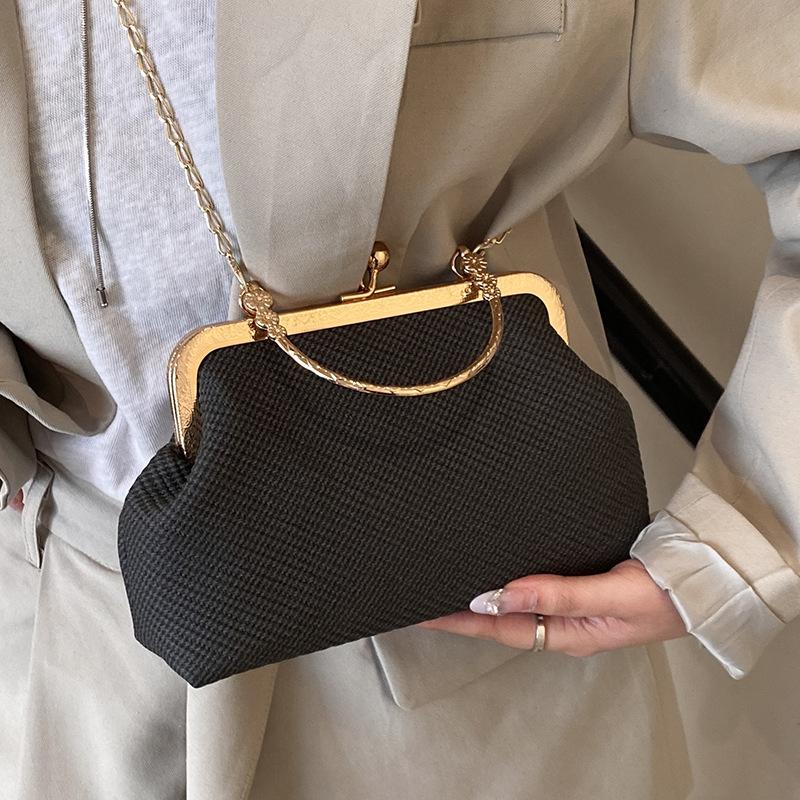 Spring new temperament simple fashion light luxury gentle dinner bag women versatile foreign style solid color chain messenger bag