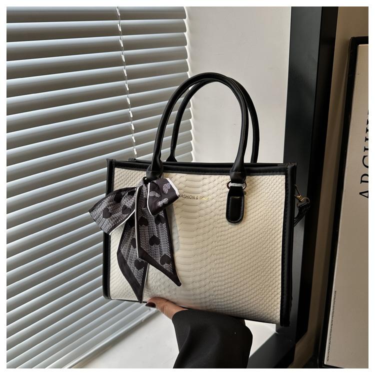 

Женская сумка с высоким чувством моды весна и лето 2025 новая сумка-тоут для通勤, универсальная сумка через плечо в зарубежном стиле чёрный