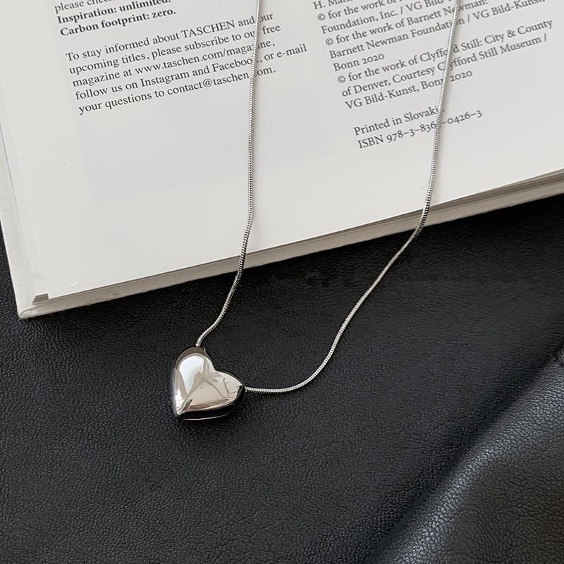 Heart-Shaped Pendant Necklace: Elegant Peach Heart Design, Light Luxury, Minimalist Clavicle Chain for Women