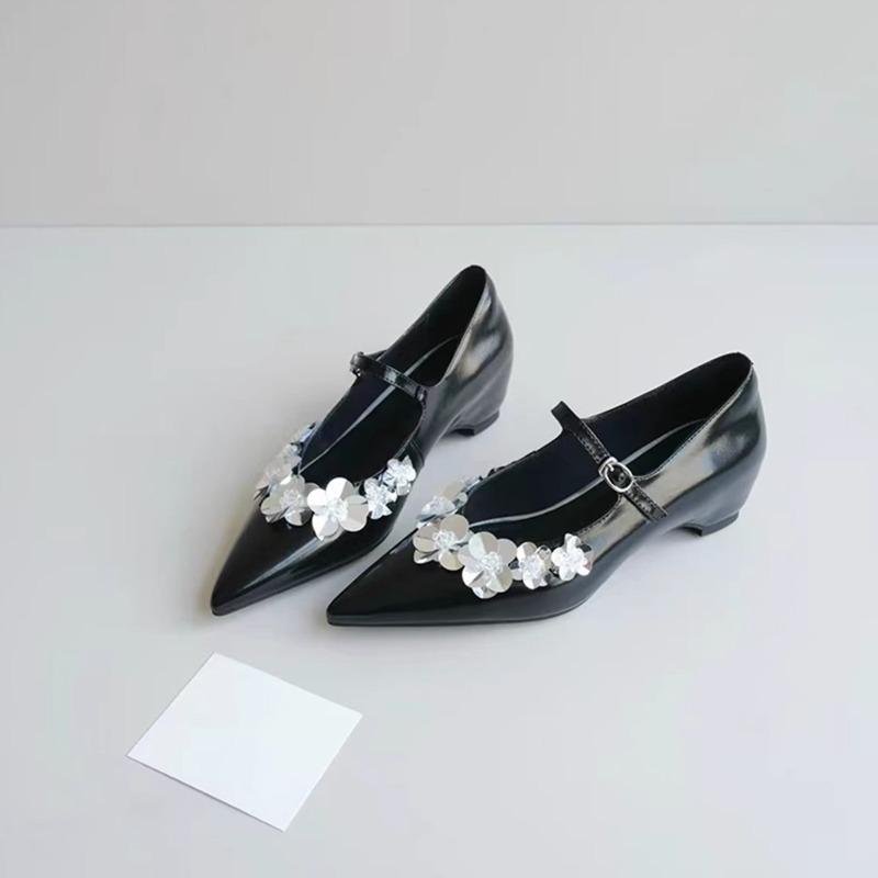 Pointed-toe Shoes with One-piece Buckle Strap for Adding Height in The Interior, Women's Style