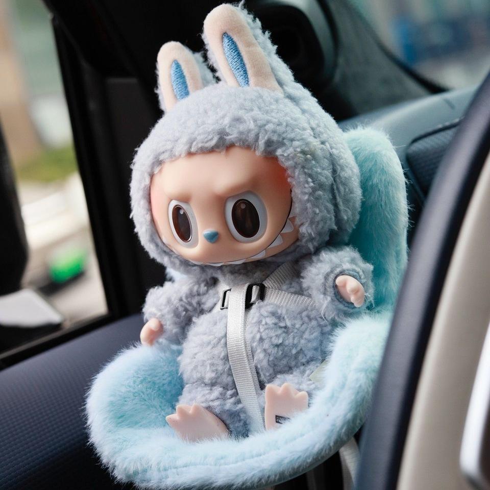 Bezpečnostní autosedačka pro panenku kreslený model židle pro Labubu Dekorace výstupu autosedačky pro panenku Labubu Styling interiéru auta