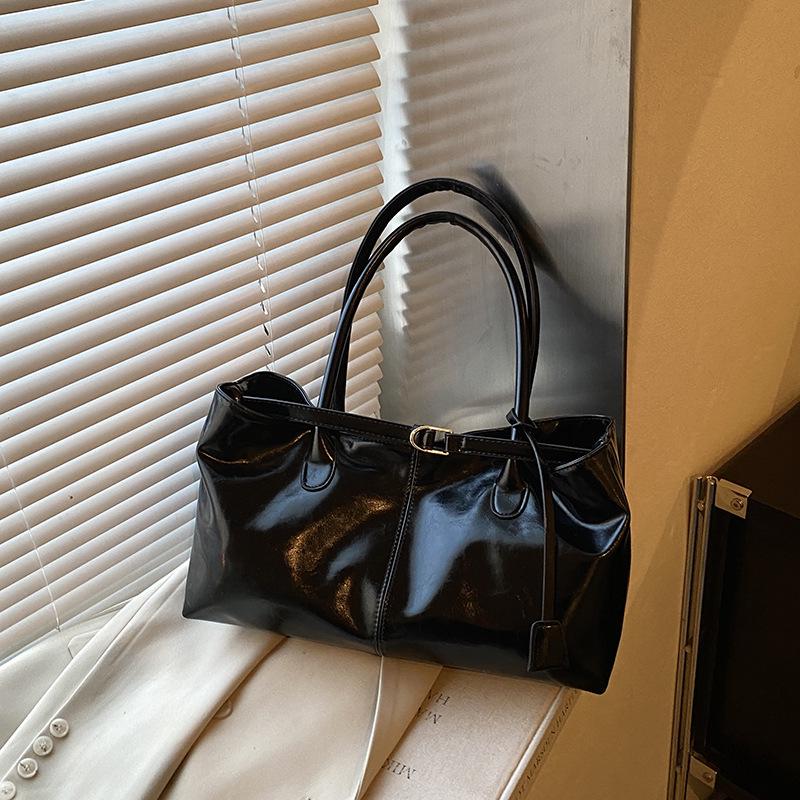 2025 Retro Oil Wax Leather Tote: Large Capacity Autumn/Winter Bag for Women - Single Shoulder or Handheld Commute Style