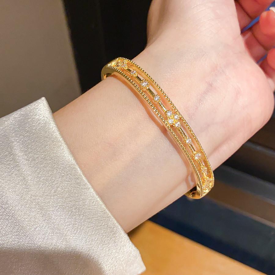 Elegante Bracciale a Fiore d'Argento con Zirconi Placcato Oro 18k per Donne alla Moda