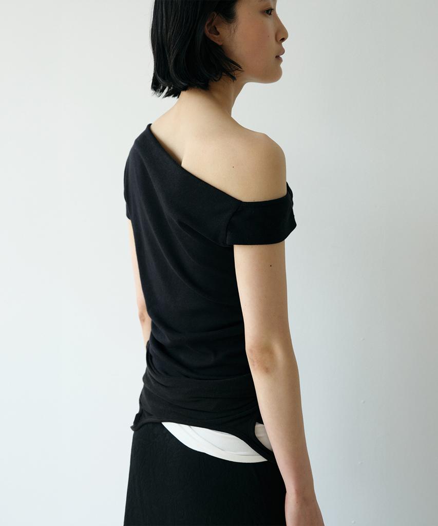 Loutaideu Off Shoulder Drape T-Shirt [Black]
