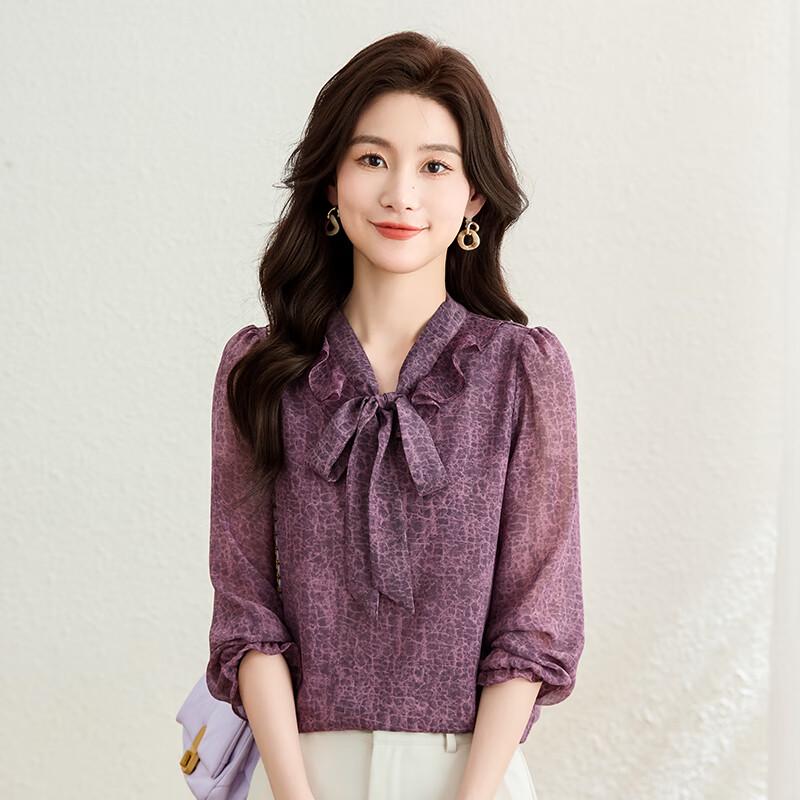 Elegantní francouzská texturovaná šifonová halenka s véčkovým výstřihem a dlouhým rukávem