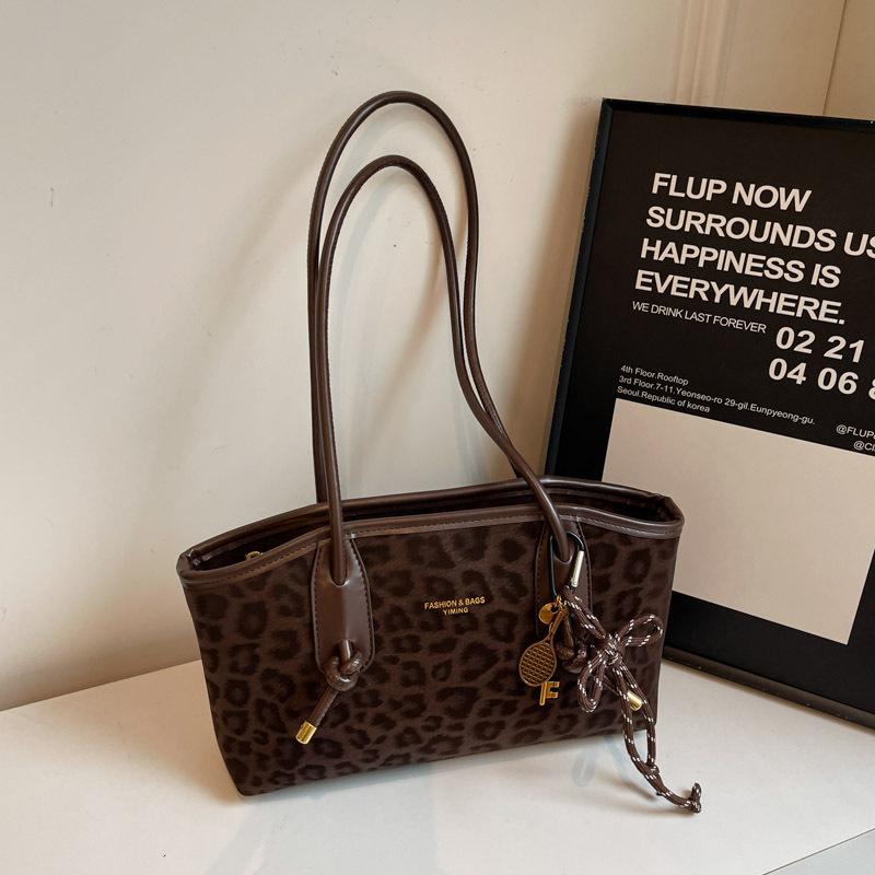 

2025 autumn new single shoulder retro large capacity armpit bag to work commuter shoulder bag handbag tote bag