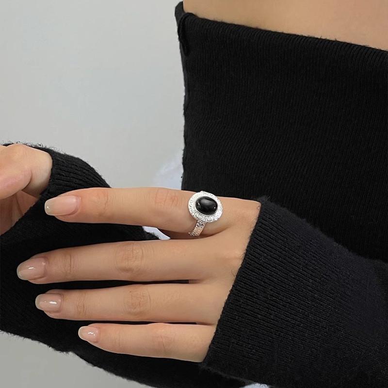 Black Elegant Agate Ring For Women With Distinctive Vintage Swirl Design Ideal For Chic Looks Casual