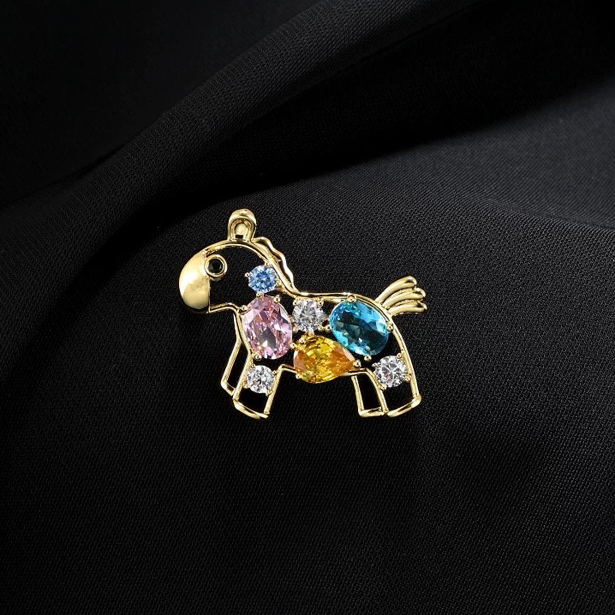 Cute Crystal Horse Brooch: Elegant Hollow Animal Pin & Fashionable Accessory