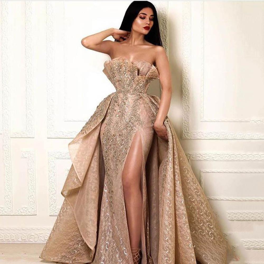 Elegantní zlaté flitrované večerní šaty bez rukávů se zavinovacím designem pro léto