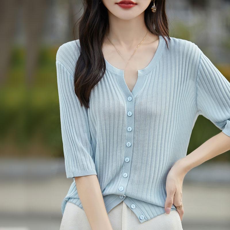 Lekki kardigan damski wykonany w 50% z wełny i w 50% z jedwabiu morwowego – uniwersalny sweter na 4 pory roku zapewniający całoroczny komfort i styl