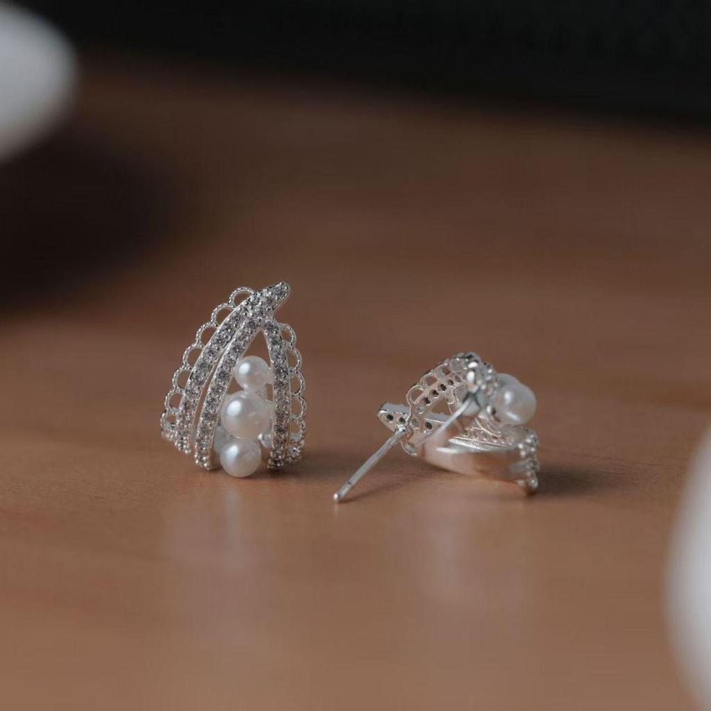 Luxe Pearl Lace Hollow Earrings: Elegant Women's Fashion Studs