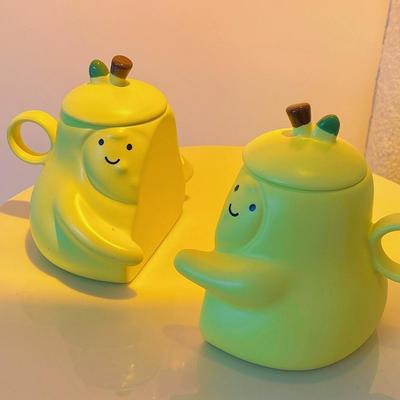 2pcs 450ml Pear Shaped Ceramic Mug with Lid Cute Unique Coffee Tea Cup Smiling Face Couple Hug Mugs Gift for Birthday Home Decor
