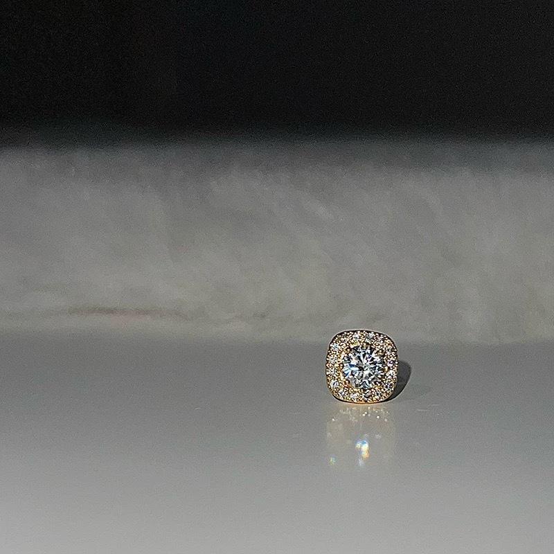 

Изысканная сережка-гвоздик из циркония: Дизайн кубика сахара из титановой стали с микроинкрустацией для женщин.