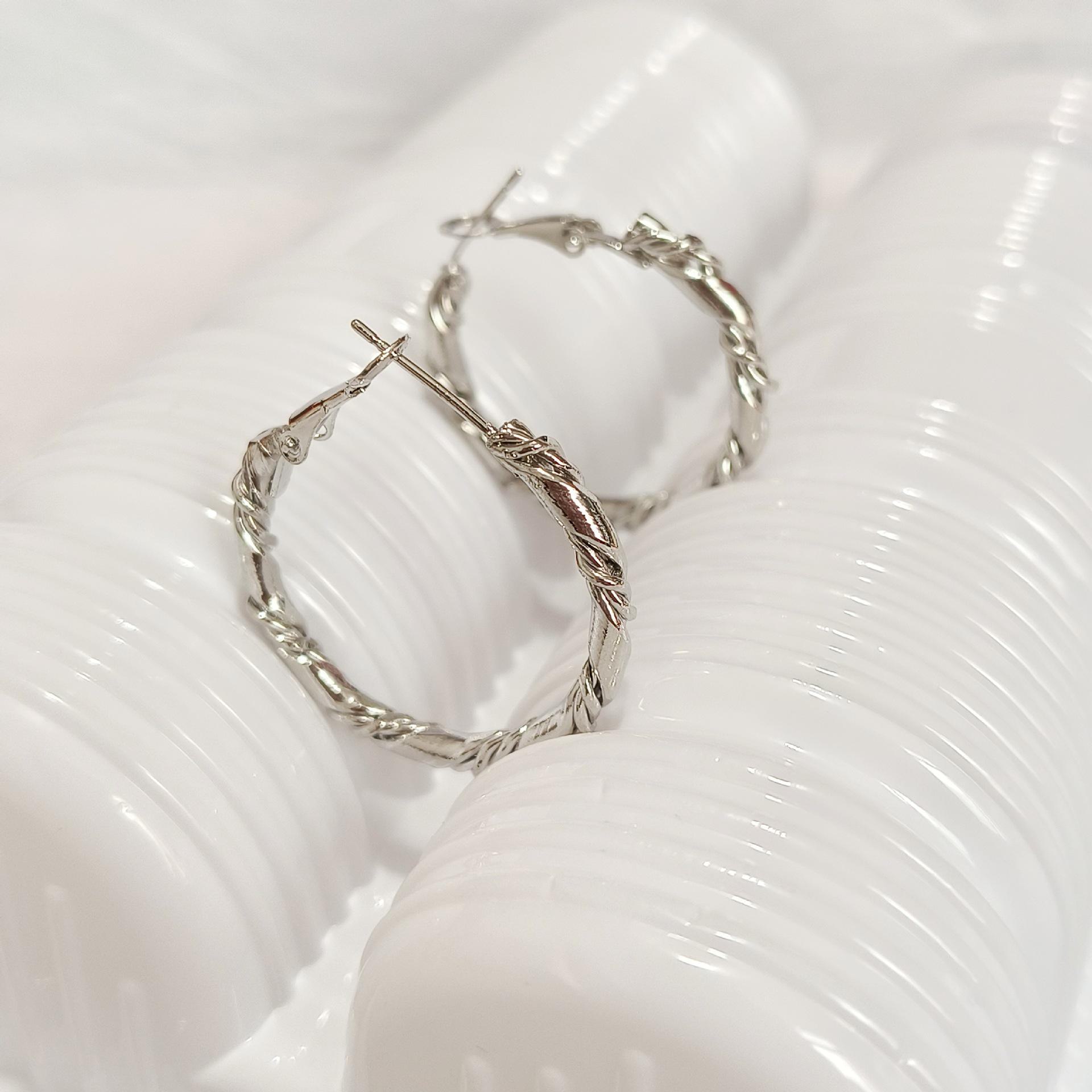 

Элегантные серьги-кольца Twist Circle: Универсальный нишевый дизайн для женщин, следящих за модой. серебряный