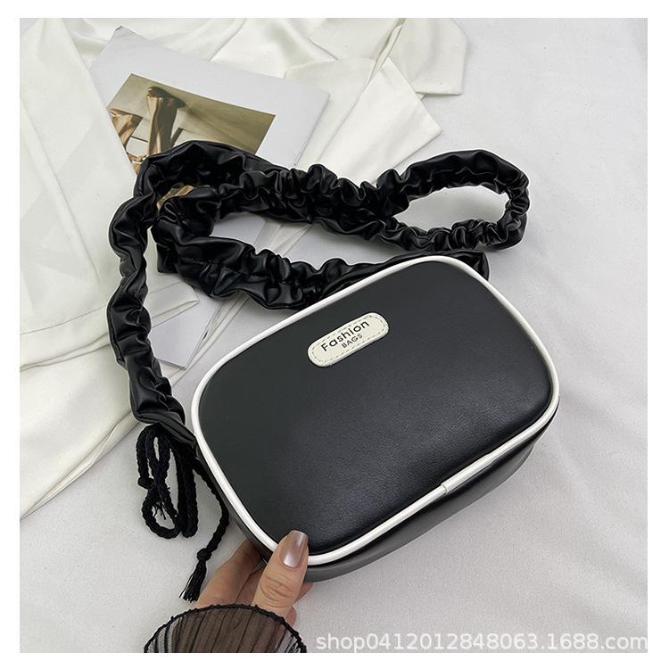 

Fashion niche messenger small bag women s 2025 new foreign style commuter broadband shoulder bag Korean version ins mobile phone bag чёрный
