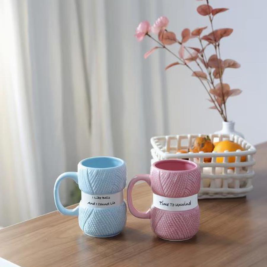 Taza de cerámica con diseño de ovillo de lana tejido con eslogan divertido.