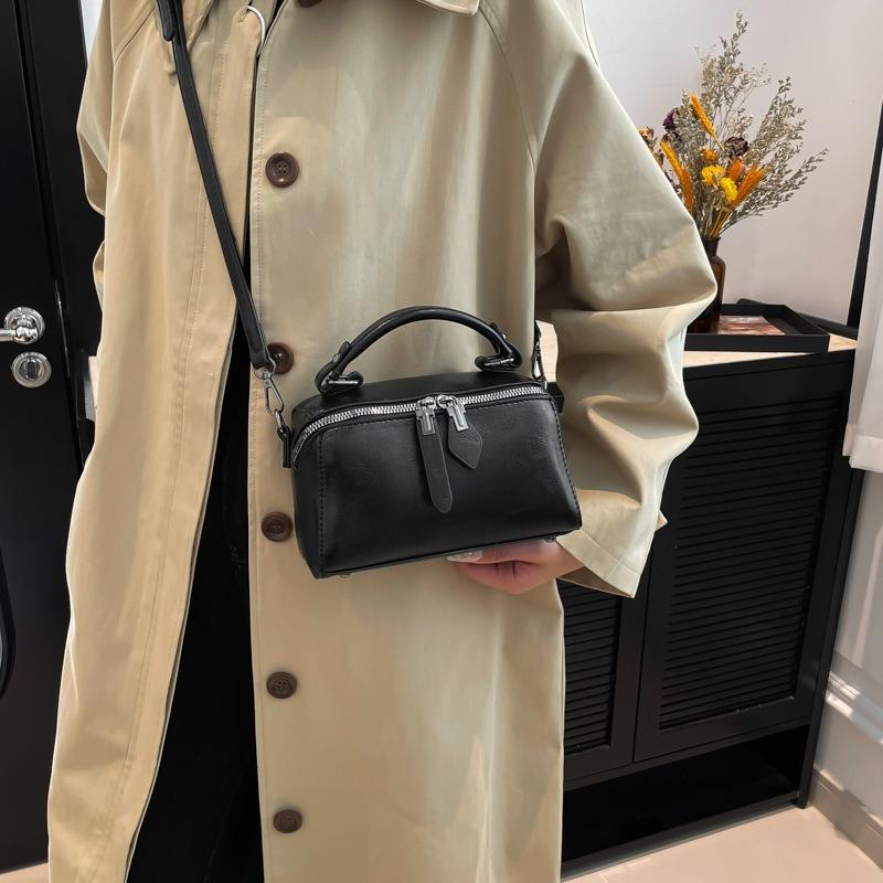 High-end Niche Bag Women's Retro New Fashion Messenger Bag Women's Portable Pillow Bag