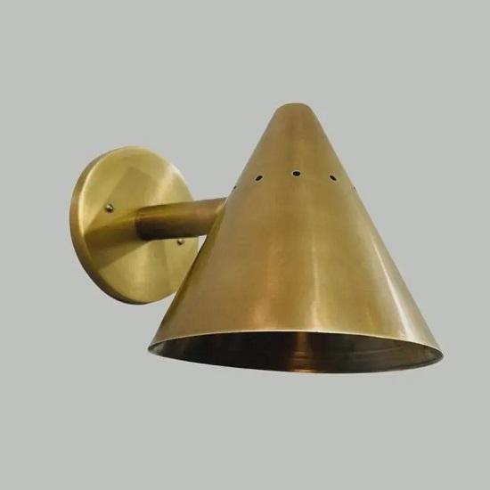 Håndlaget konisk vegglampe i messing Midt-århundre moderne rå messing industriell vegglampearmatur