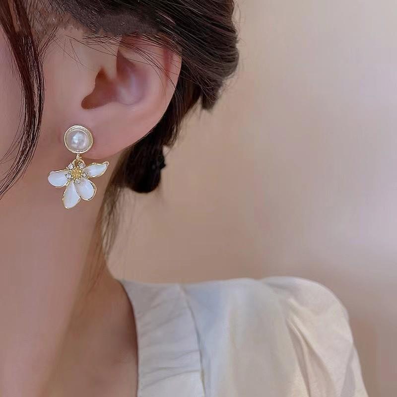 Silver needle white lily stud earrings special design sense flower popular earrings women's niche French style earrings
