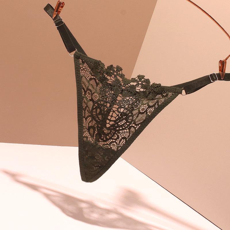 Verstellbarer bestickter String mit dünnen Trägern