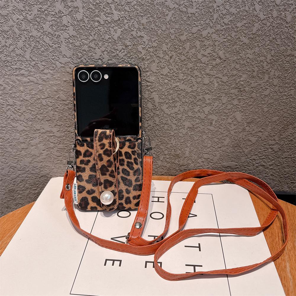 Luxury Retro Leopard Print Leather Pearl Wristband Phone Case for SamSung Galaxy Z Flip 7 6 5 Crossbody Hand Strap Protect Cover