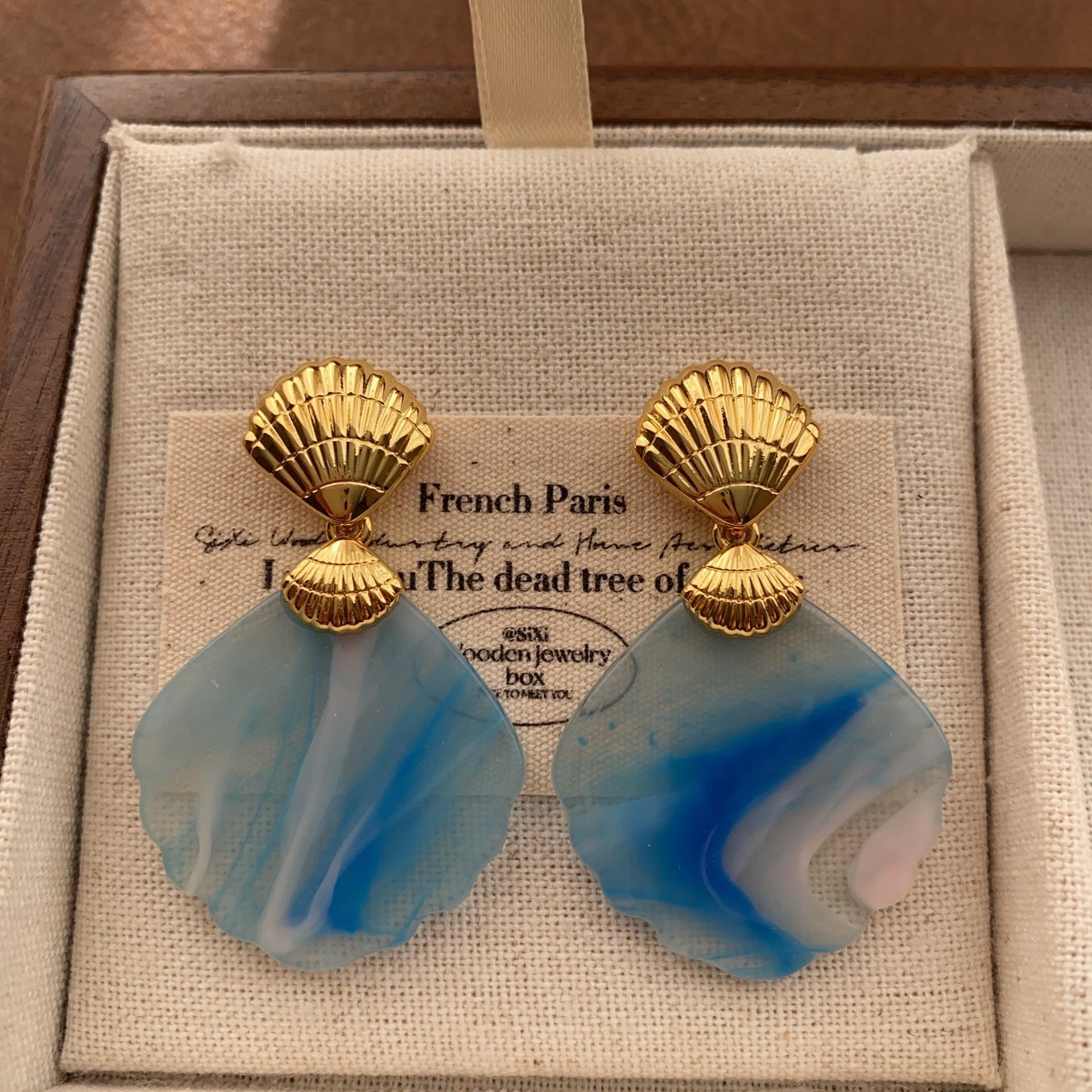 

Shell spiral pattern high-end earrings, earrings, light luxury fashion warm commuting niche design fresh and versatile earrings women