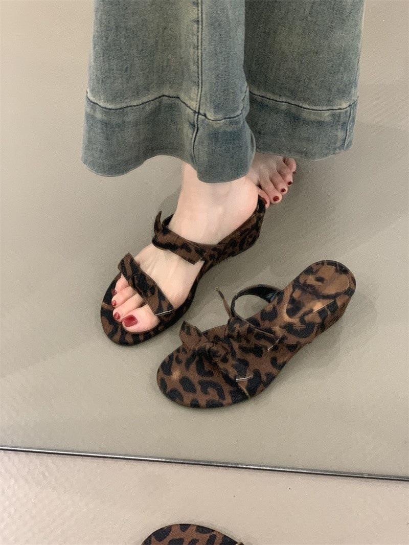 

Шлепанцы на танкетке, нежный вечерний бриз, лето 2025, темпераментные, элегантный бант, фиолетовые, сандалии с юбкой 40 цветной печати леопарда