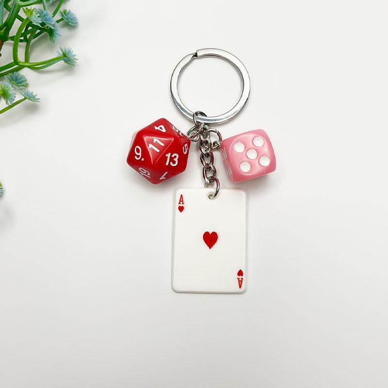 

Минималистичный брелок с красным сердцем и пикой: Акриловая подвеска с дизайном игральной карты
