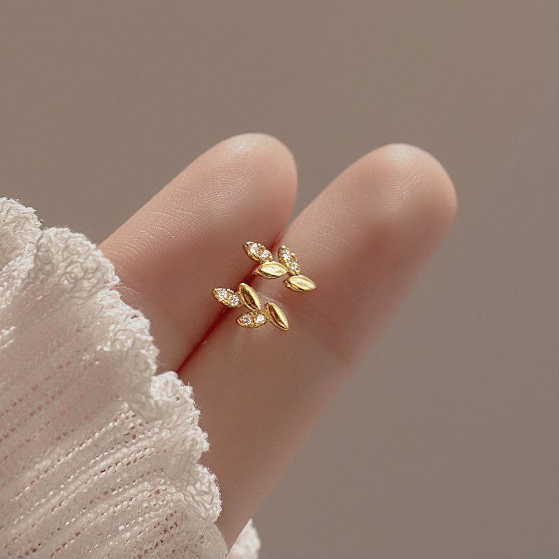 Kleine goldene Ohrringe für Damen im kühlen Stil, exquisite Ohrknorpelringe, einfache, kleine und vielseitige Ohrringe