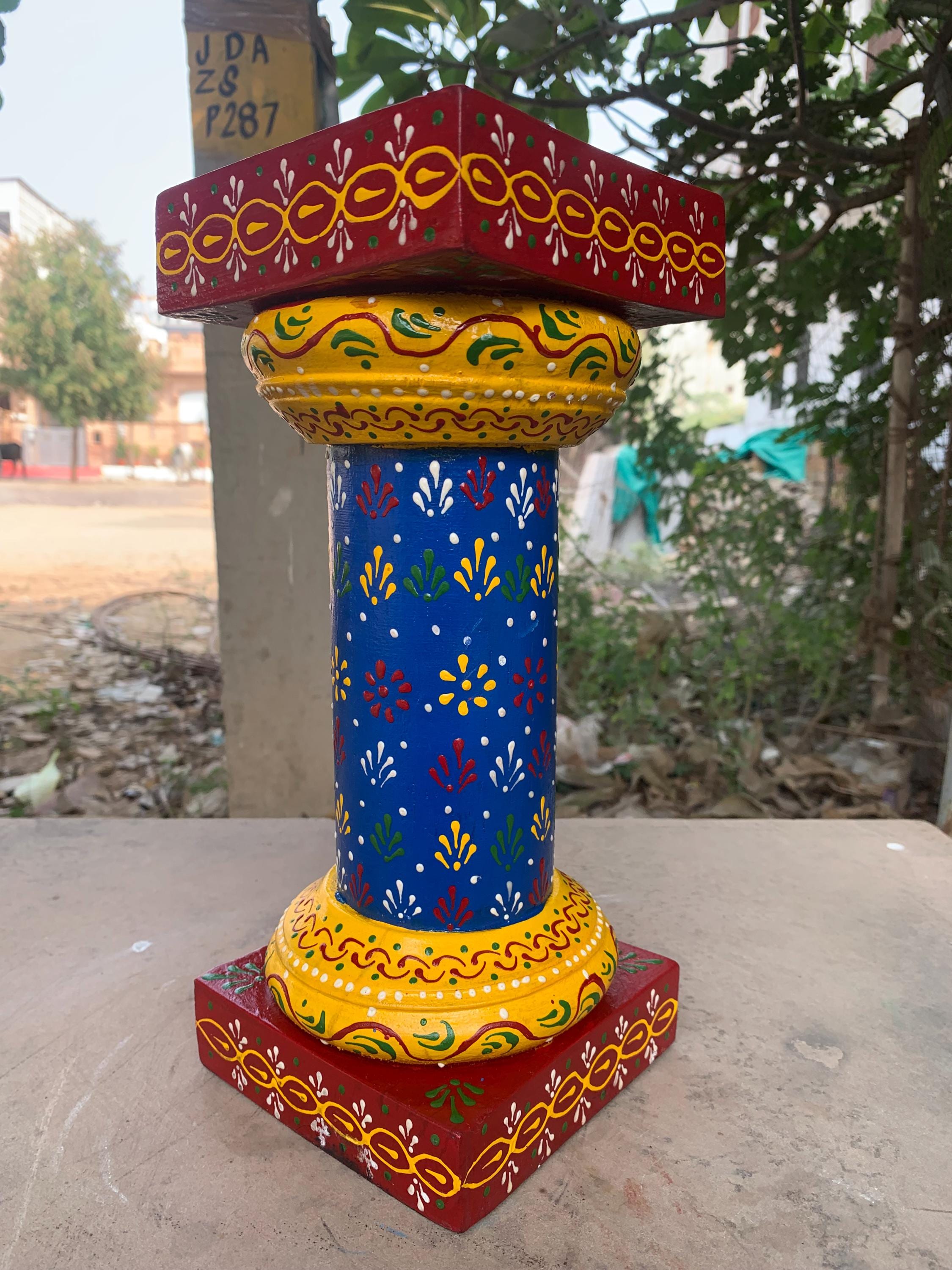 

Hand Painted Wooden Statue Stand разноцветный