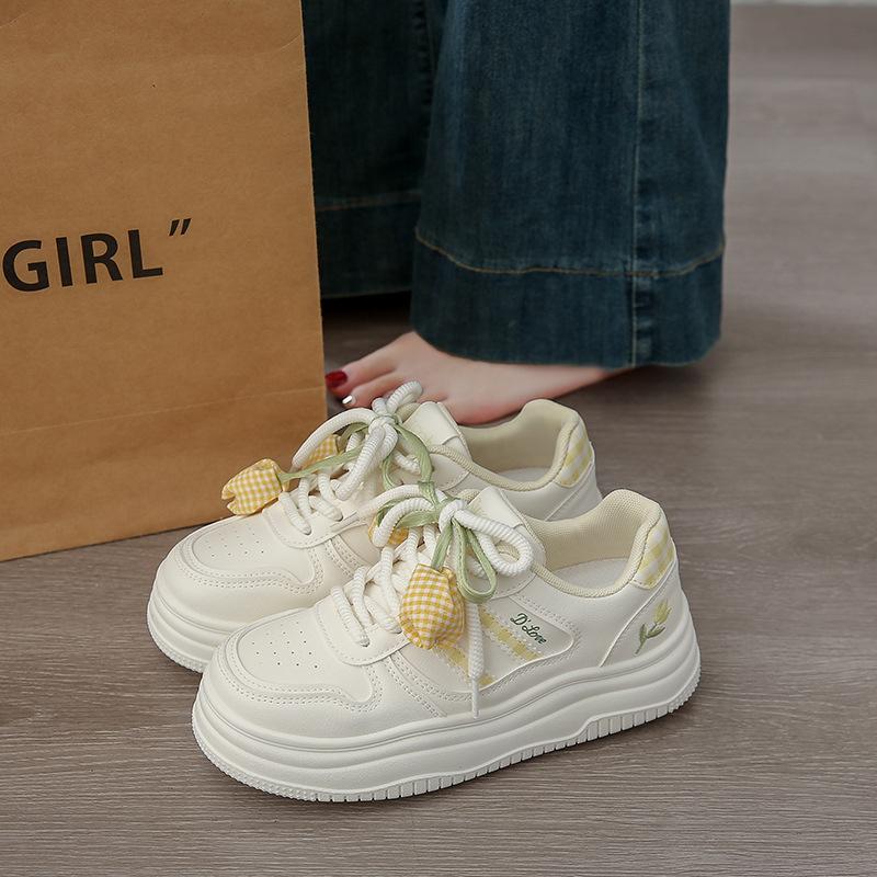 2025 new thick-soled heightened Korean version of niche student casual board shoes, white shoes, soft soles are not tired women's shoes
