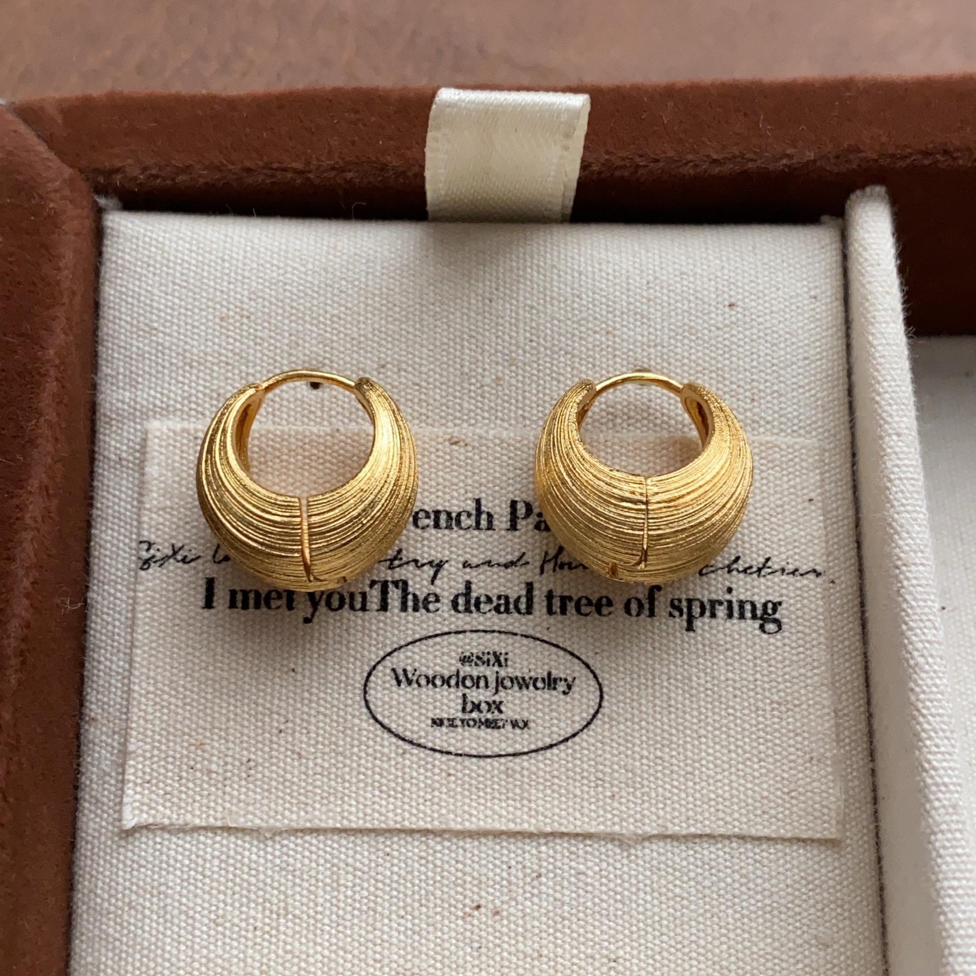 

Minimalist light luxury round earrings retro metal brushed individual fashion high sense commuter versatile earrings