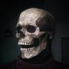 Le nouveau masque de Mike est un masque de crâne mobile, un crâne d'Halloween avec un couvre-chef mobile.
