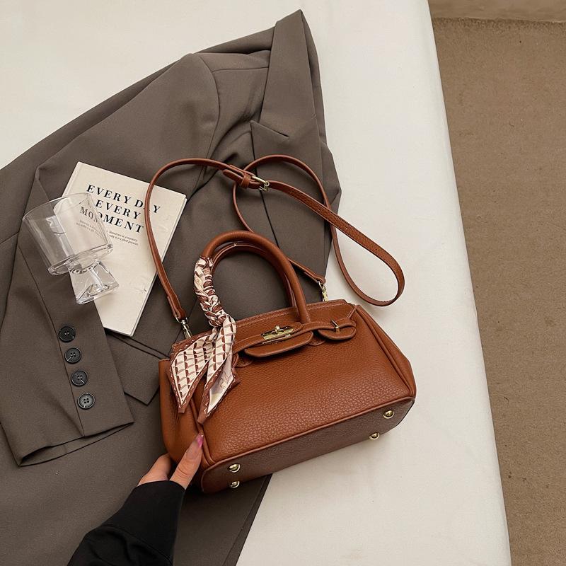 

Korean version of simple and fashionable lychee pattern texture portable platinum bag niche leisure commuting style versatile women s messenger bag