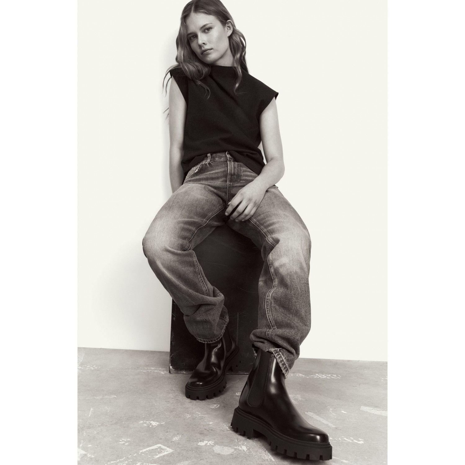 

CHELSEA ANKLE BOOTS WITH TRACK SOLES