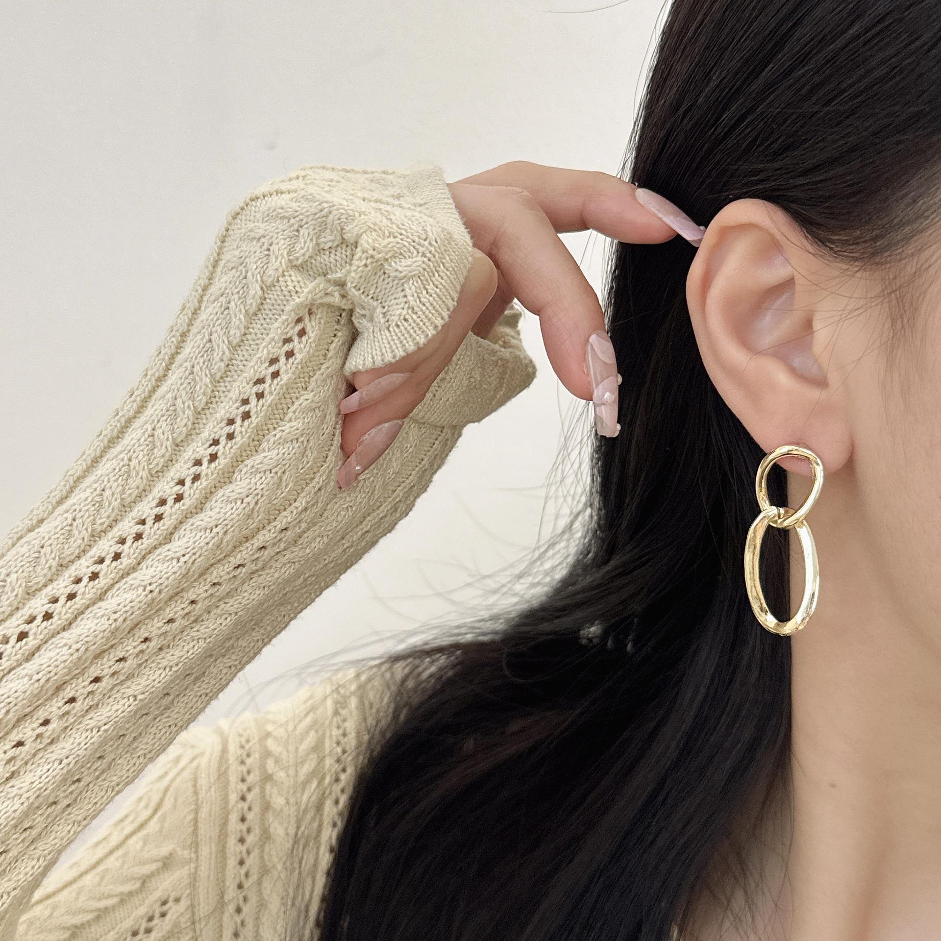 

Тенденция 2023 года: Серьги в европейском и американском холодном стиле класса люкс с преувеличенными серебряными иглами S925 silver needle earrings