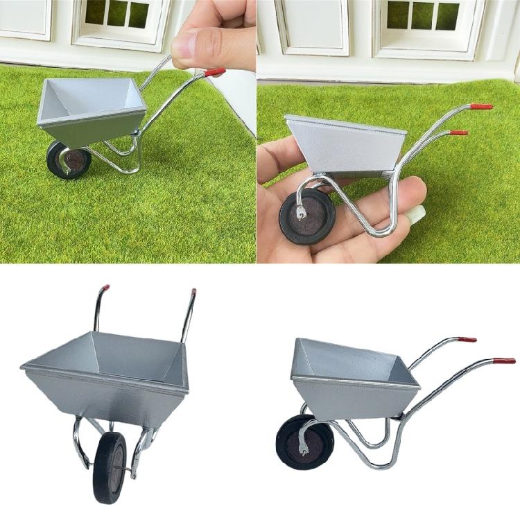 Miniaturowy Wózek Ogrodowy Z Obrotowymi Kółkami Wytrzymały Metalowy Model Wózka Gospodarskiego Figurka Do Domku dla Lalek Skala 1/12 Prezentacja