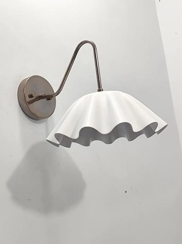 Vintage Brass Wall Sconce with Wavy White Shade – Mid-Century Modern Wall Light for Home Decor & Ambient Lighting