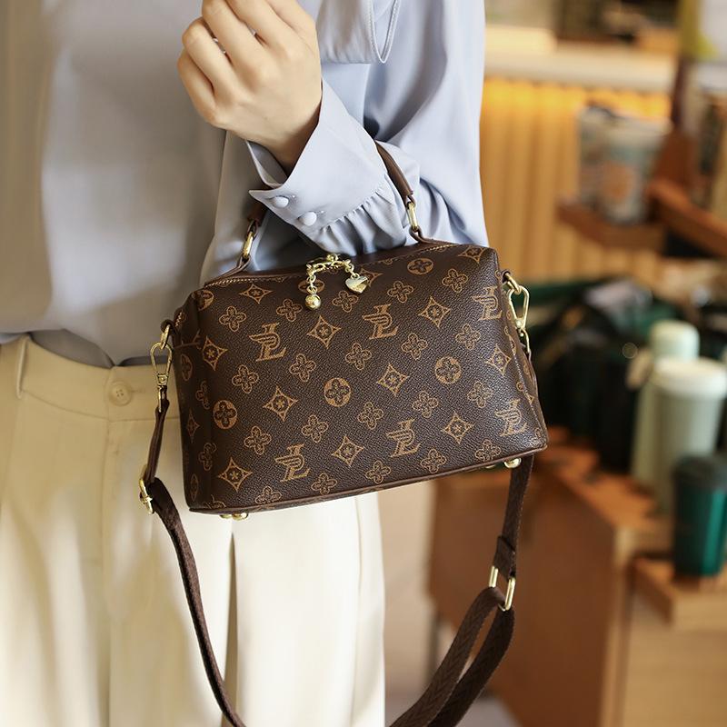 Retro Light Luxury Fashionable Early Spring Bag for Women Fashion New Niche Print Boston Pillow Bag Handheld Crossbody Bag