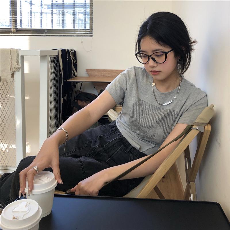 Design Sense White T-shirt for Women Short Sleeves New Summer Hot Girl Short Ins Chic Student Tops for Women Trendy