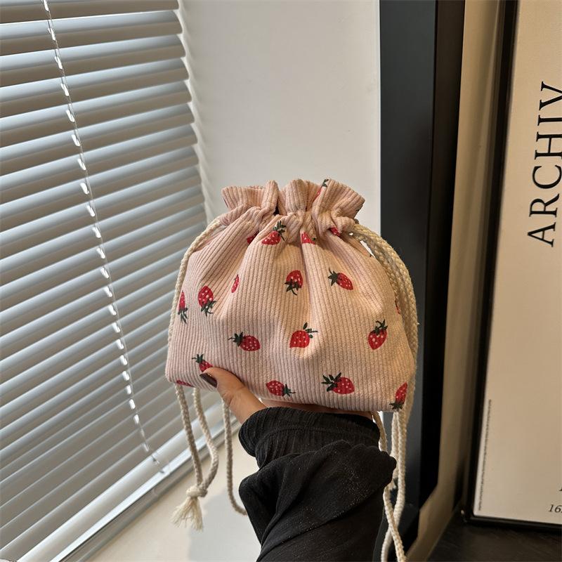 

This year s popular fashion printing cute strawberry mini bucket bag 2025 new summer versatile shoulder messenger bag розовый