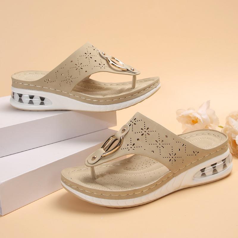 Large-sized Perforated Slippers with Toe Clippers Thick-soled Slippers Women's Button-down Shoes Herringbone Wedge Heels Beach Flip-flops