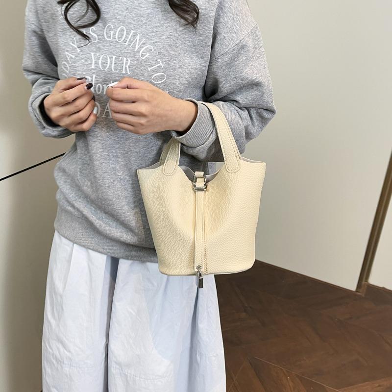 This Year's Popular Bag Women's New Spring Korean Version Fashion Texture Shoulder Messenger Bag Portable Bucket Bag