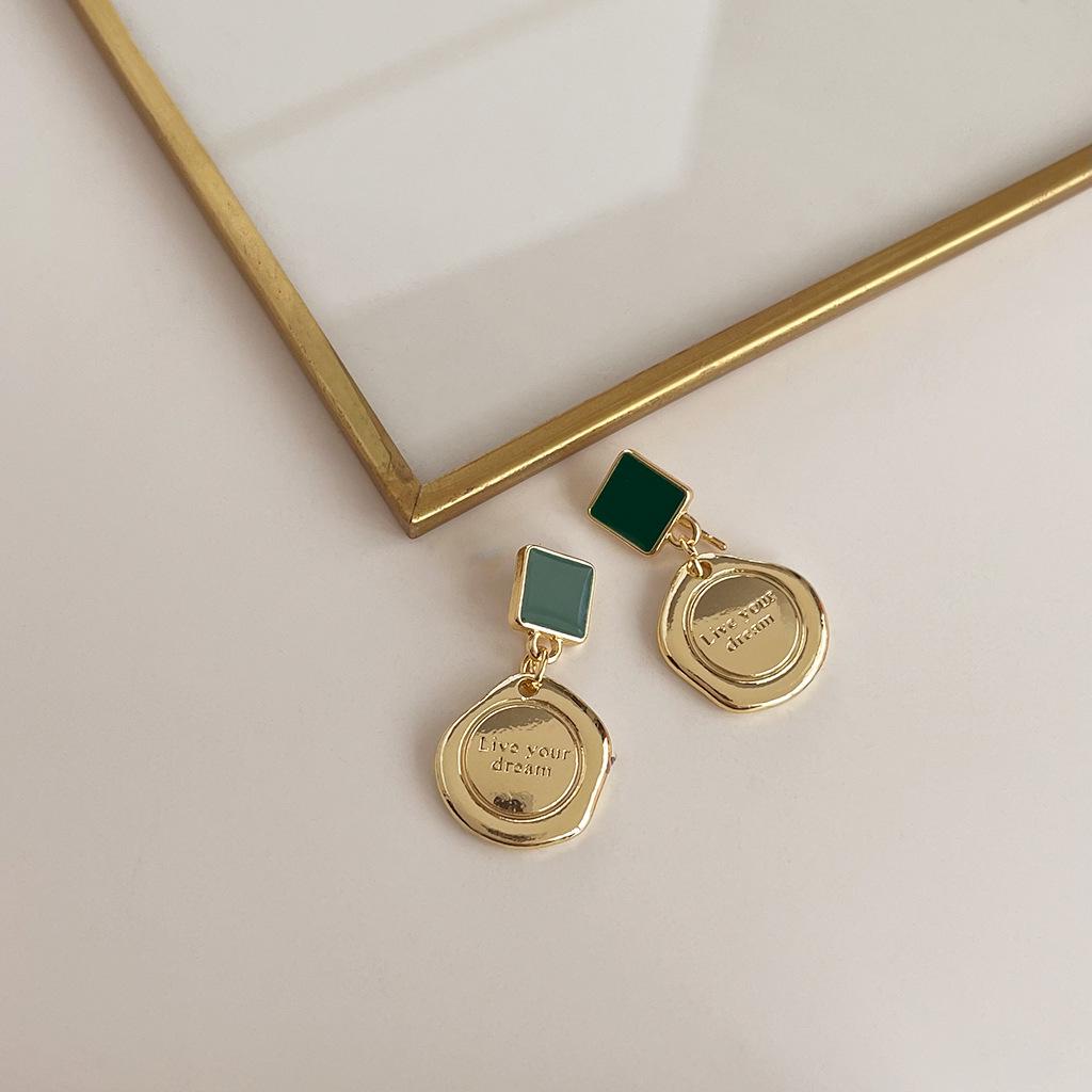 Boucles d'oreilles médiévales vintage à perles: Design rétro à l'huile coulée avec une touche haut de gamme et une personnalité unique