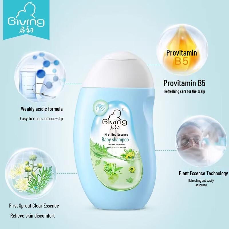 Giving Baby Shampoo with Green Sprout Extract