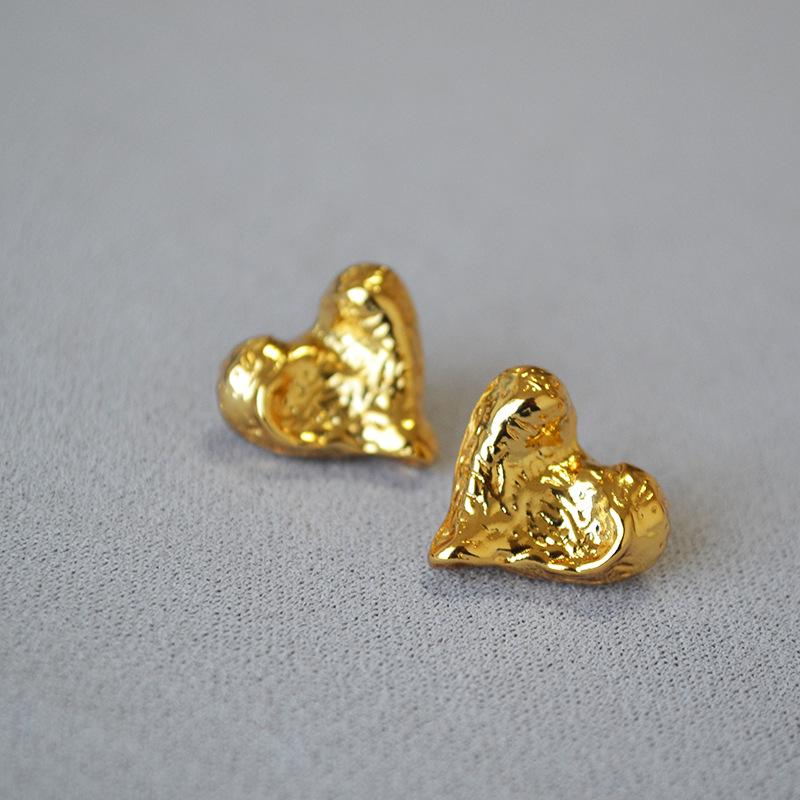 

French Retro Pleated Sandstone Heart Brass Gold-Plated Silver Stud Earrings
